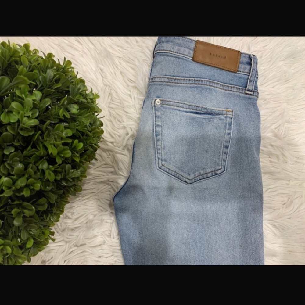 Light-Wash Ripped Jeans - Picture 6 of 8